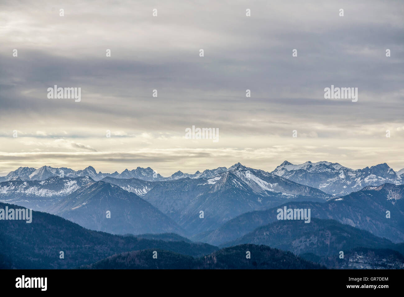 Vista sulle montagne del Karwendel con Birkkar- e Ödkarspitzen Foto Stock