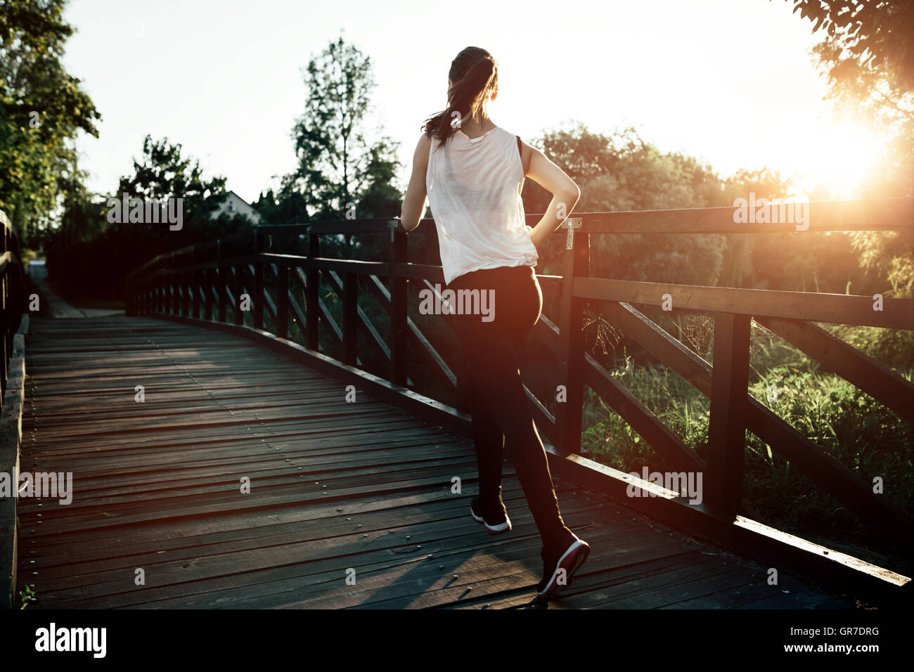 Atletica donna sano jogging all'aperto in natura Foto Stock