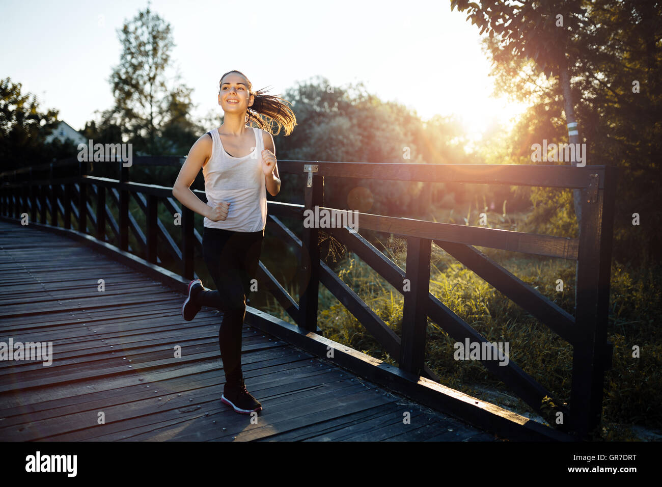 Atletica donna sano jogging all'aperto in natura Foto Stock