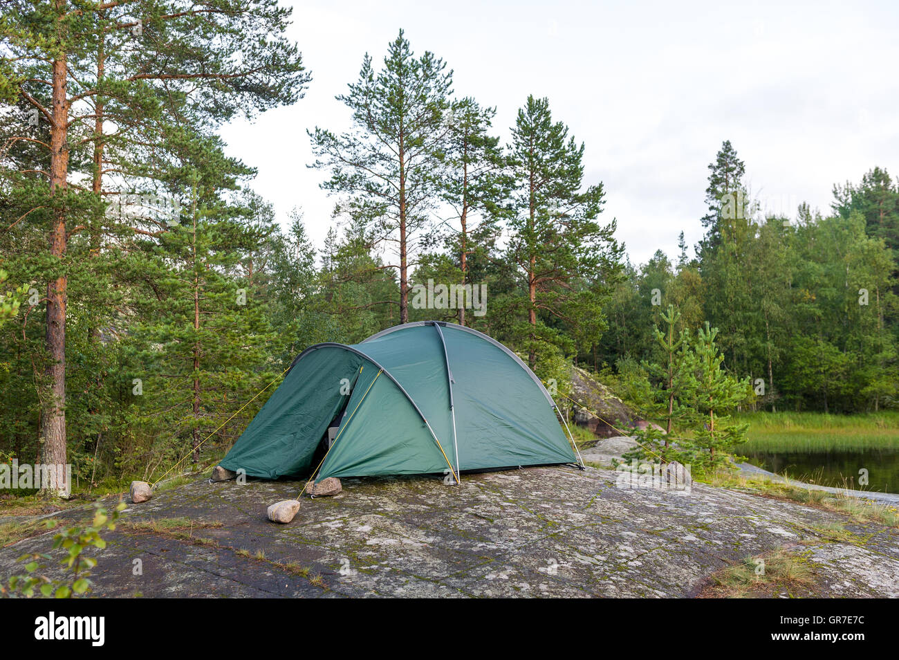 Tenda turistiche nelle rocce di imall isola nel lago Ladoga, Carelia Foto Stock