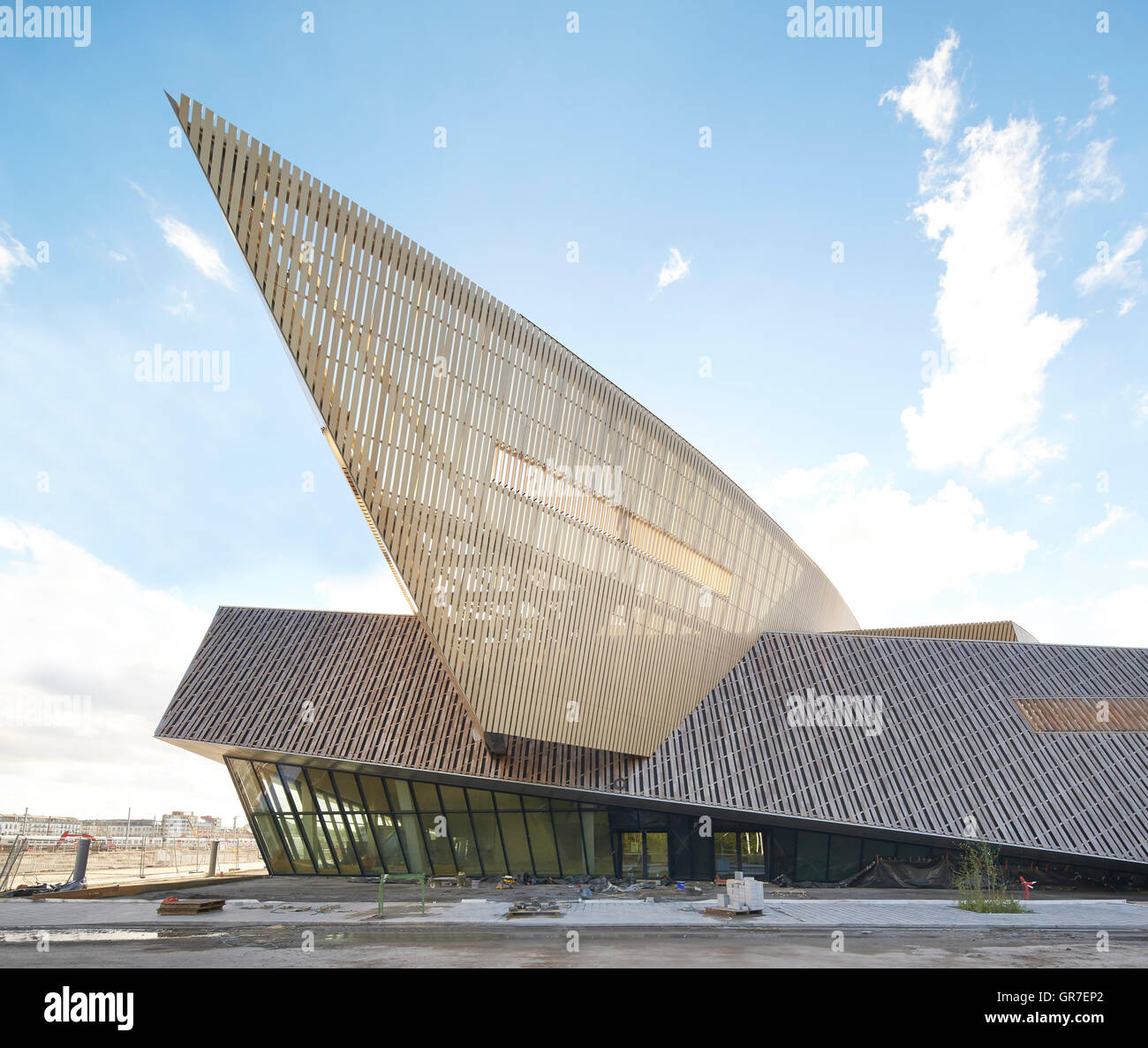 Generale la facciata esterna con drammatica angolare della piattaforma di visualizzazione. Centre du Congres, Mons, Belgio. Architetto: Libeskind, 2015. Foto Stock