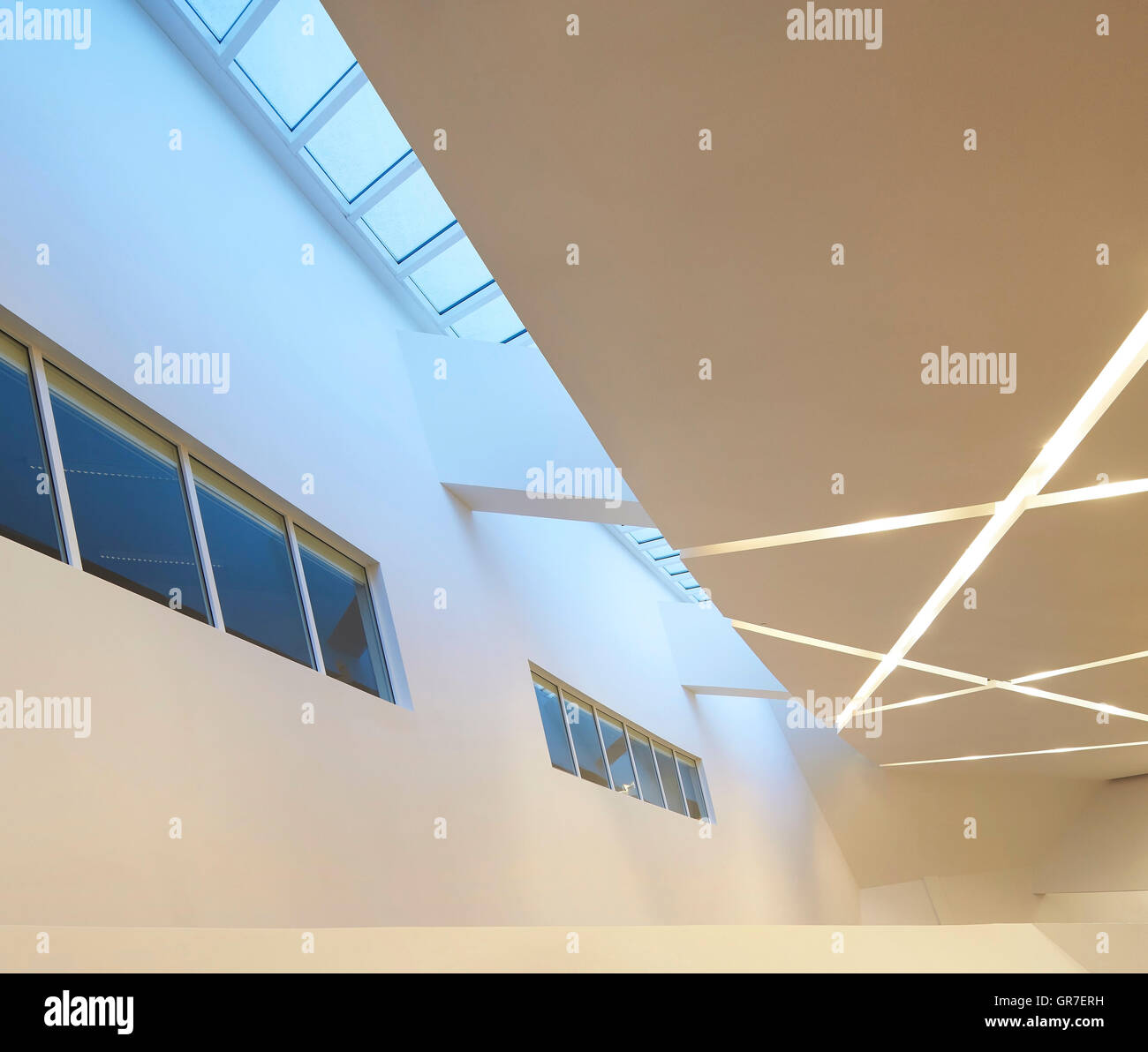 Interno con lucernario e illuminazione inserito. Centre du Congres, Mons, Belgio. Architetto: Libeskind, 2015. Foto Stock