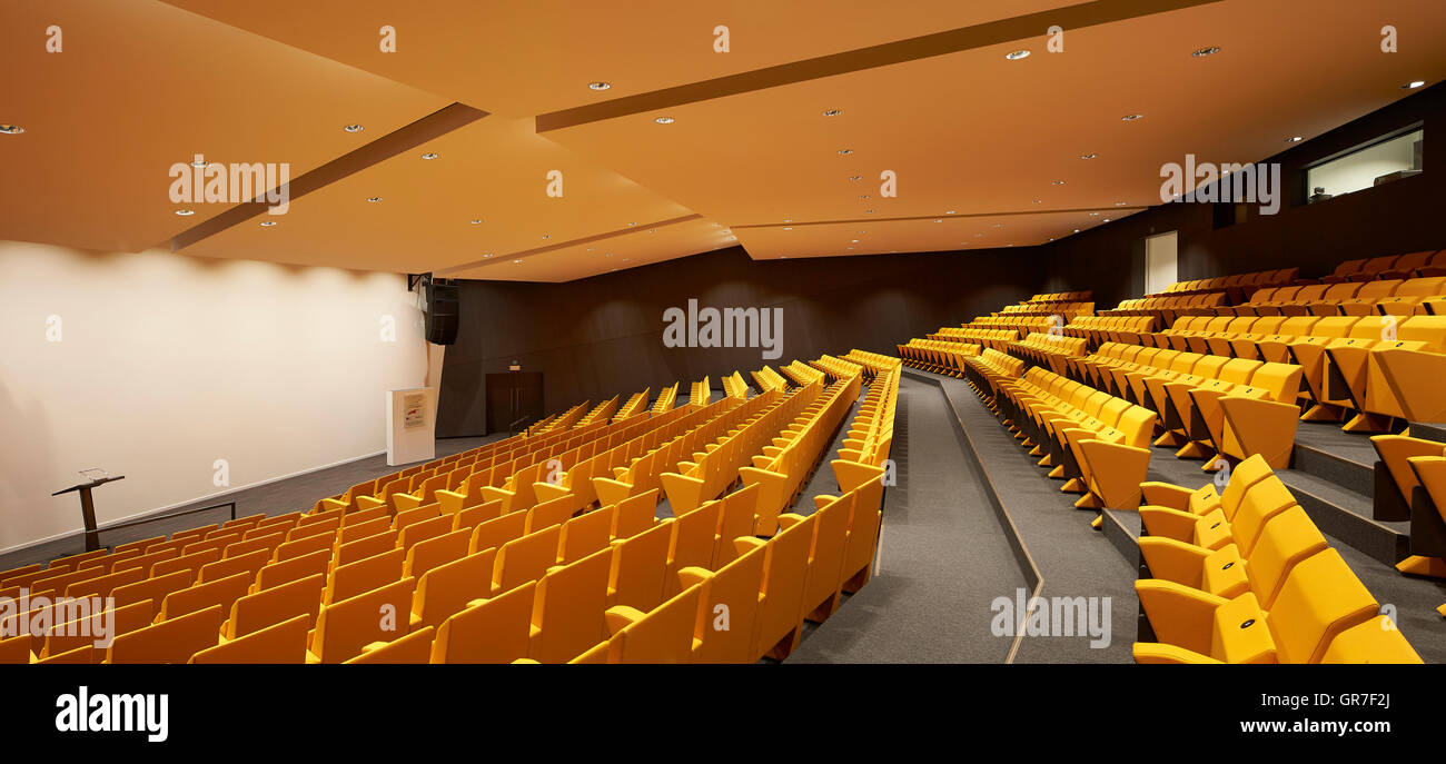 Vista sulla platea con leggio in seguito. Centre du Congres, Mons, Belgio. Architetto: Libeskind, 2015. Foto Stock