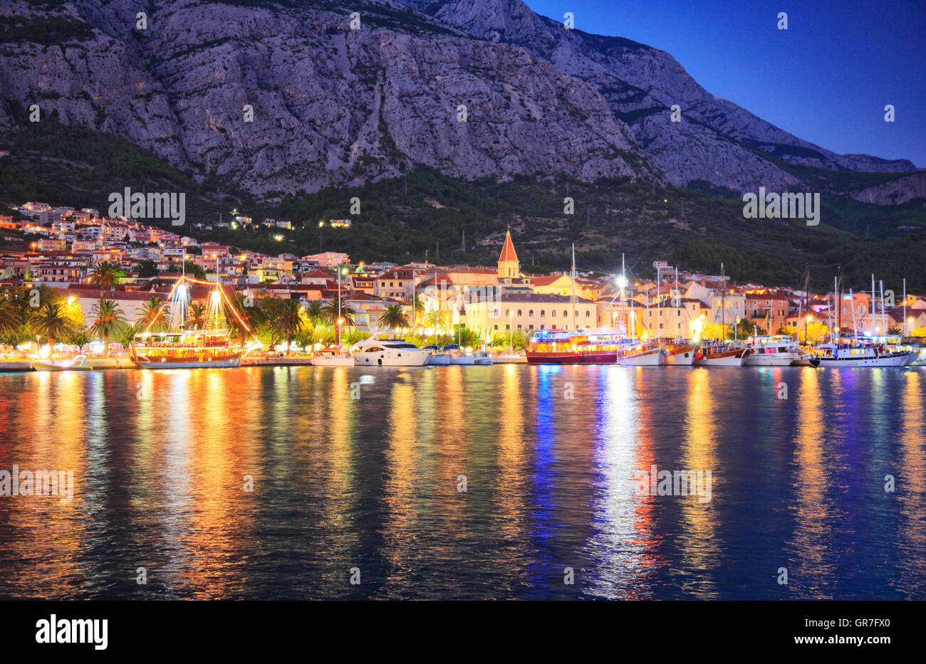Makarska lungomare di notte. Foto Stock