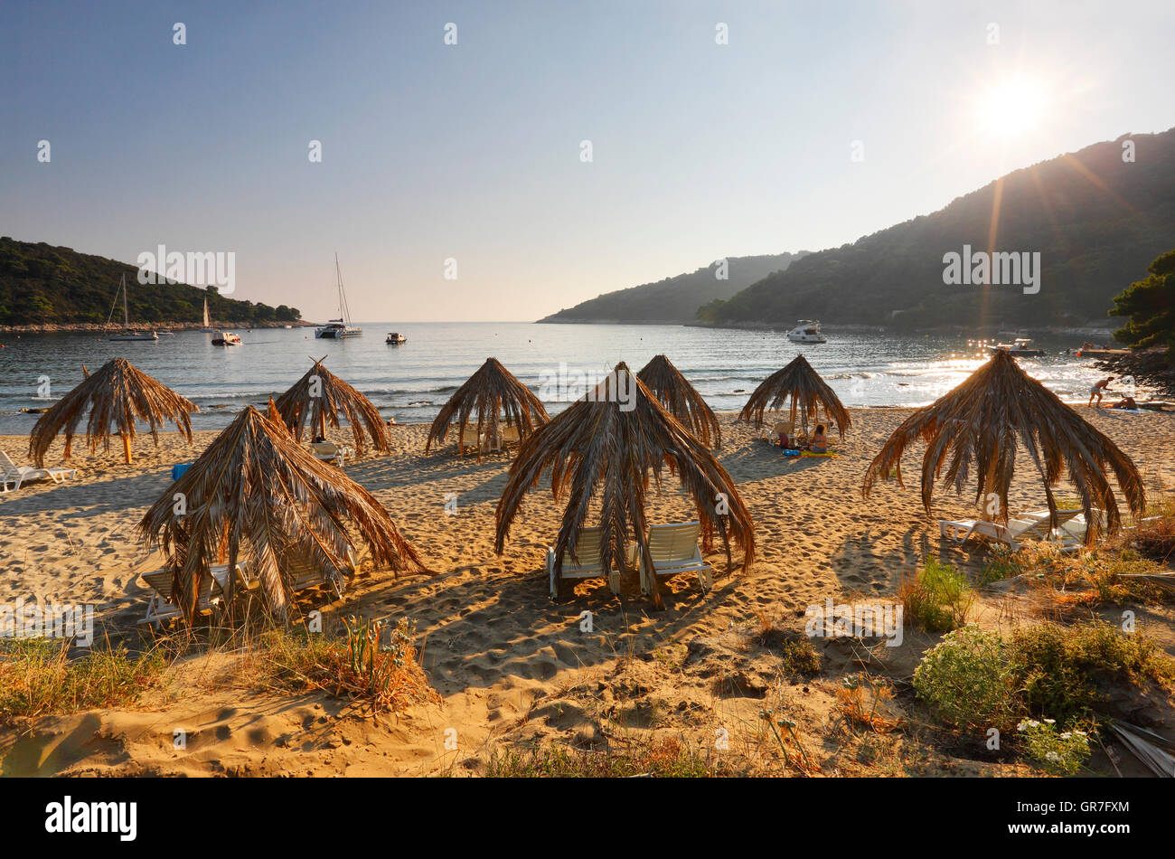 Ombrelloni di paglia in Saplunara spiaggia di sabbia sulla isola di Mljet Foto Stock