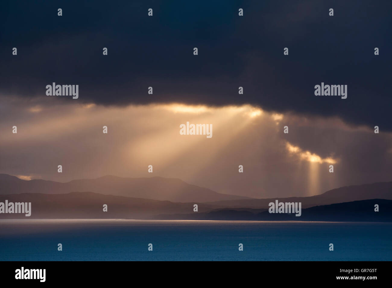Vista del punto di lussa sulla costa orientale dell isola di Jura, guardando attraverso il suono del Giura, al tramonto, Argyll and Bute, Scozia Foto Stock