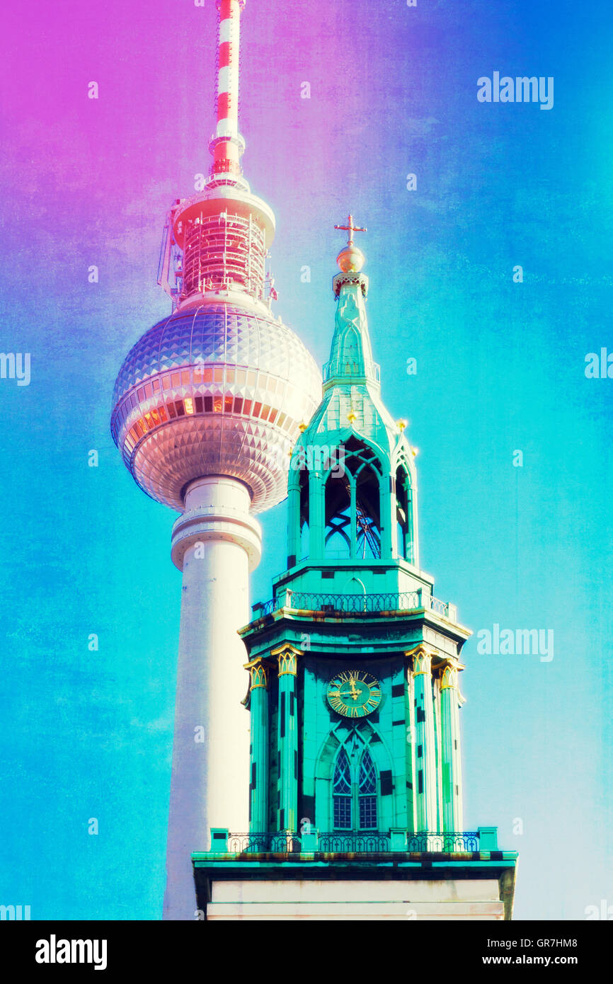 La torre della TV e la torre campanaria a Alexanderplatz di Berlino Foto Stock