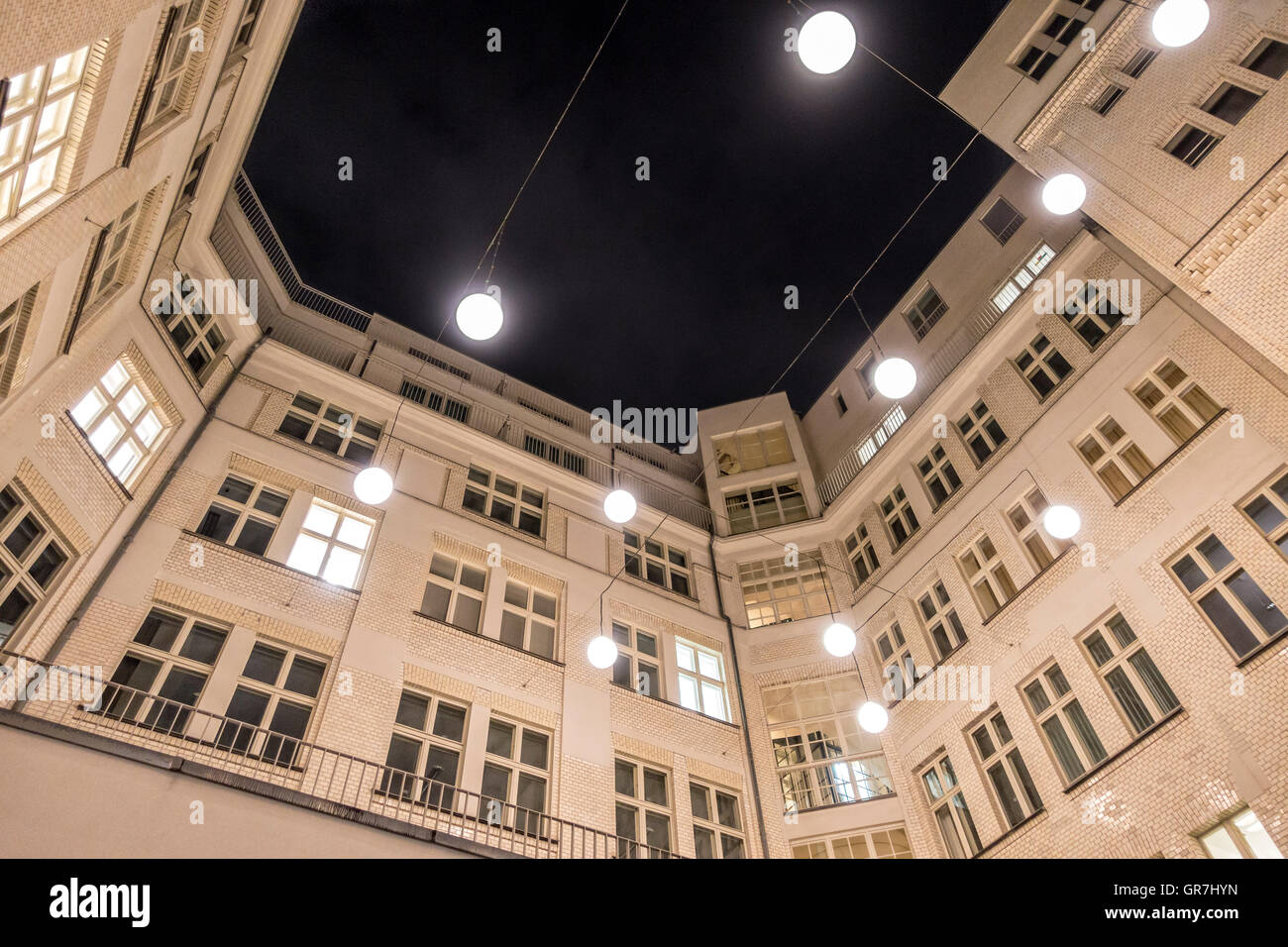 Cortile sul retro di casa notte Foto Stock