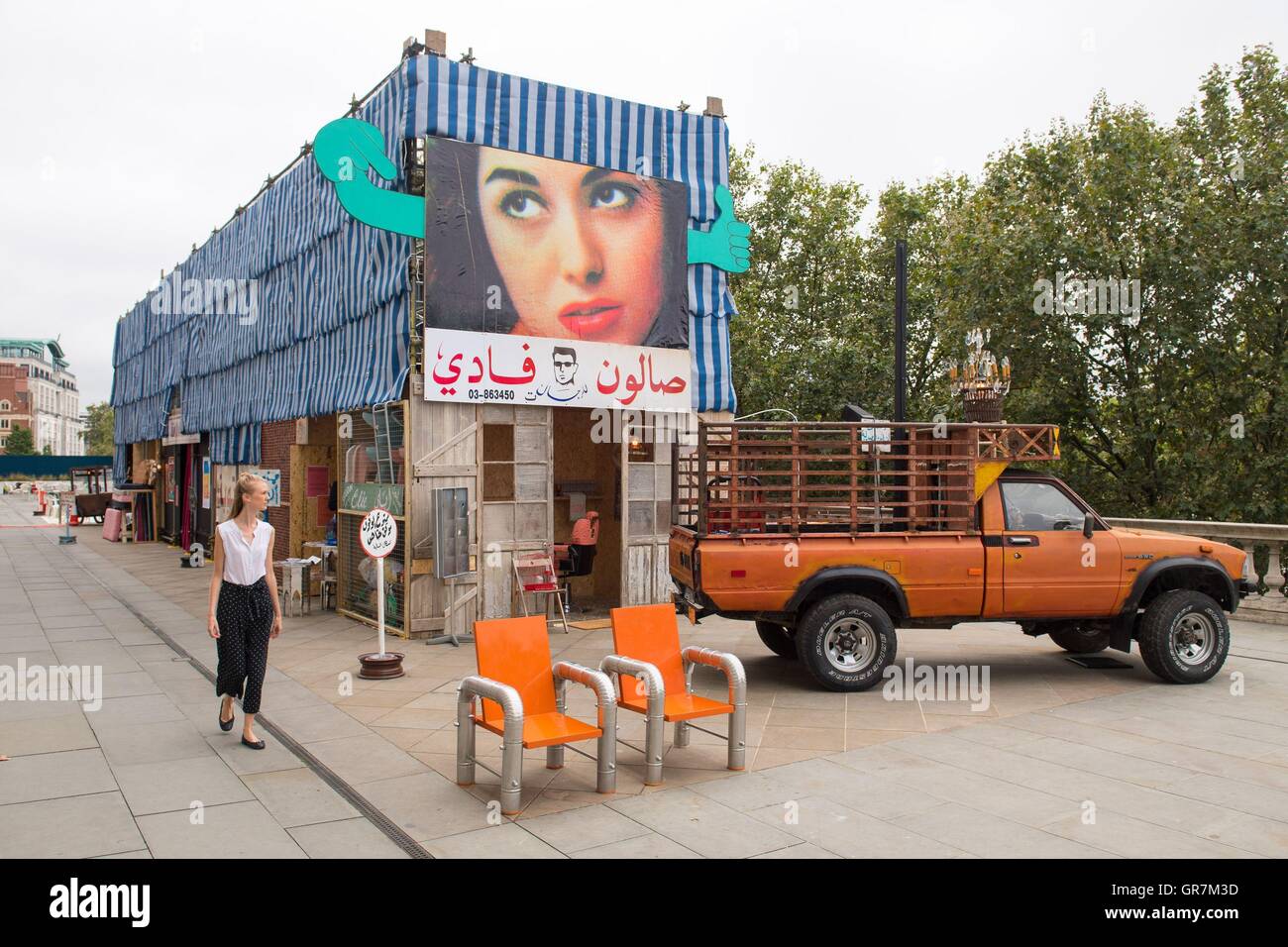 Ai visitatori di visualizzare un Beirut street scene dal Libano AKK architetti, al primo London Design Biennale, che avviene a Somerset House Londra fino al 27 settembre. Foto Stock