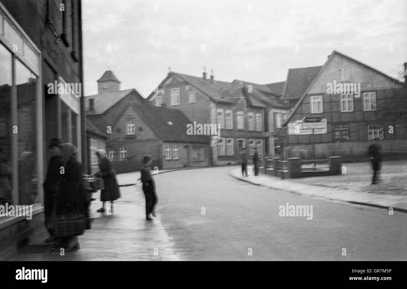 La vita del villaggio 1956 BW Foto Stock