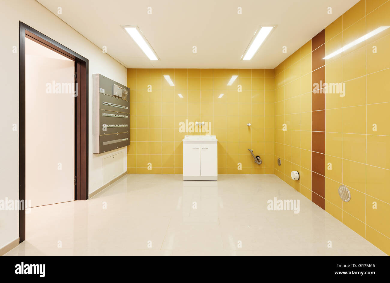 Interno casa moderna, ampia camera, Servizio lavanderia Foto Stock