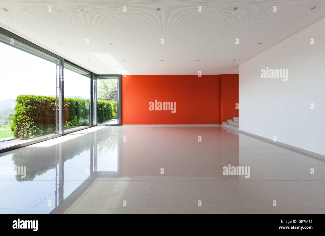 Interno villa moderna, ampio salotto con windows Foto Stock