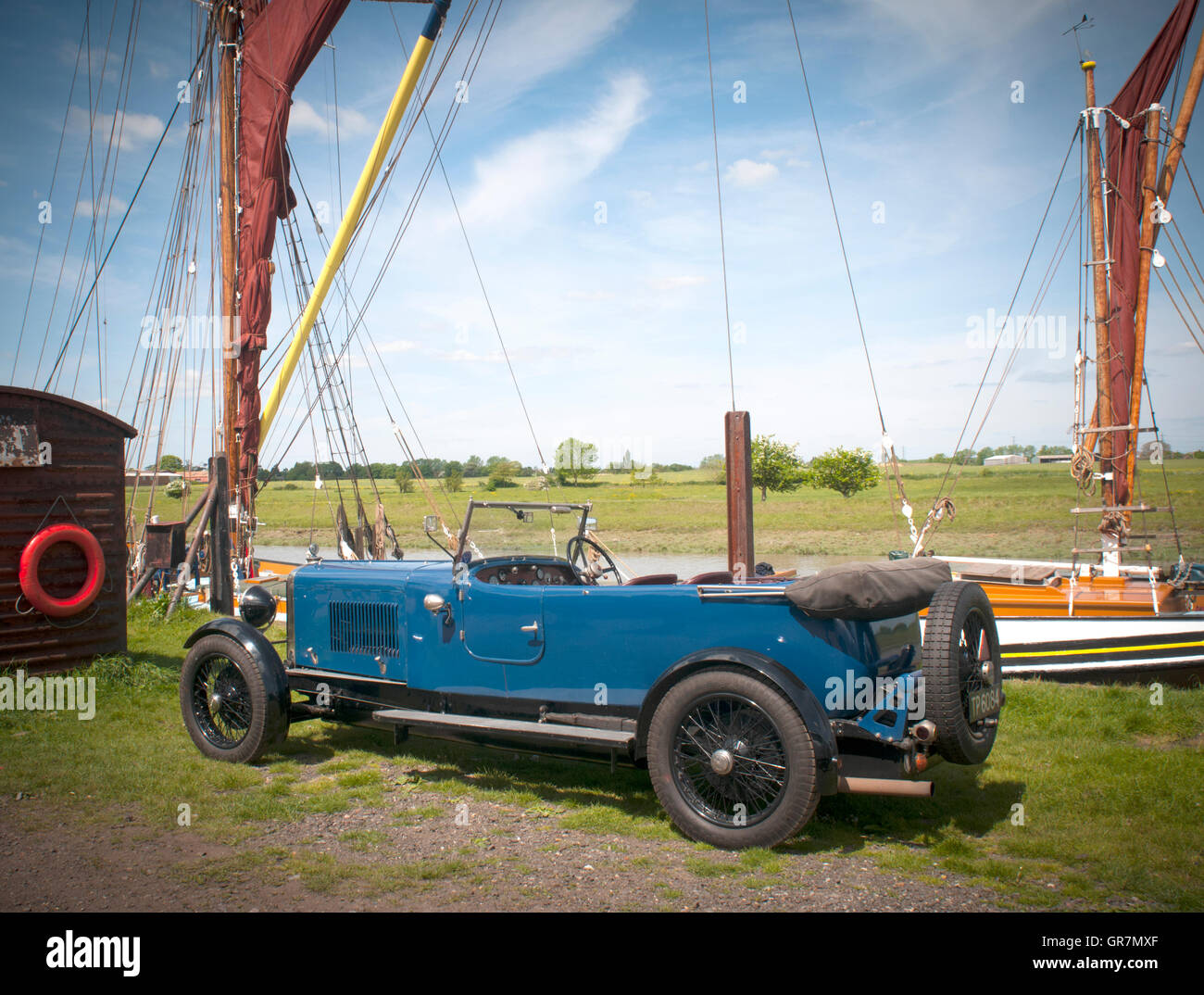 1926 Sunbeam Super Sport automobile parcheggiata nel cantiere navale a Faversham Creek. Foto Stock