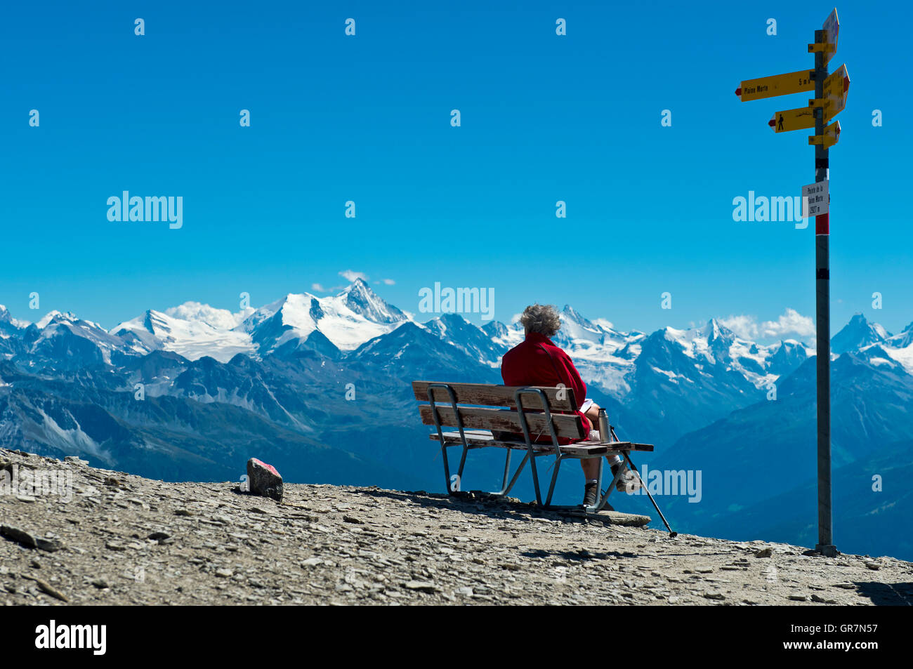 Vista dalla Pointe de La Plaine Morte attraverso la Valle del Rodano sulle cime delle Alpi Pennine, Vallese, Svizzera Foto Stock