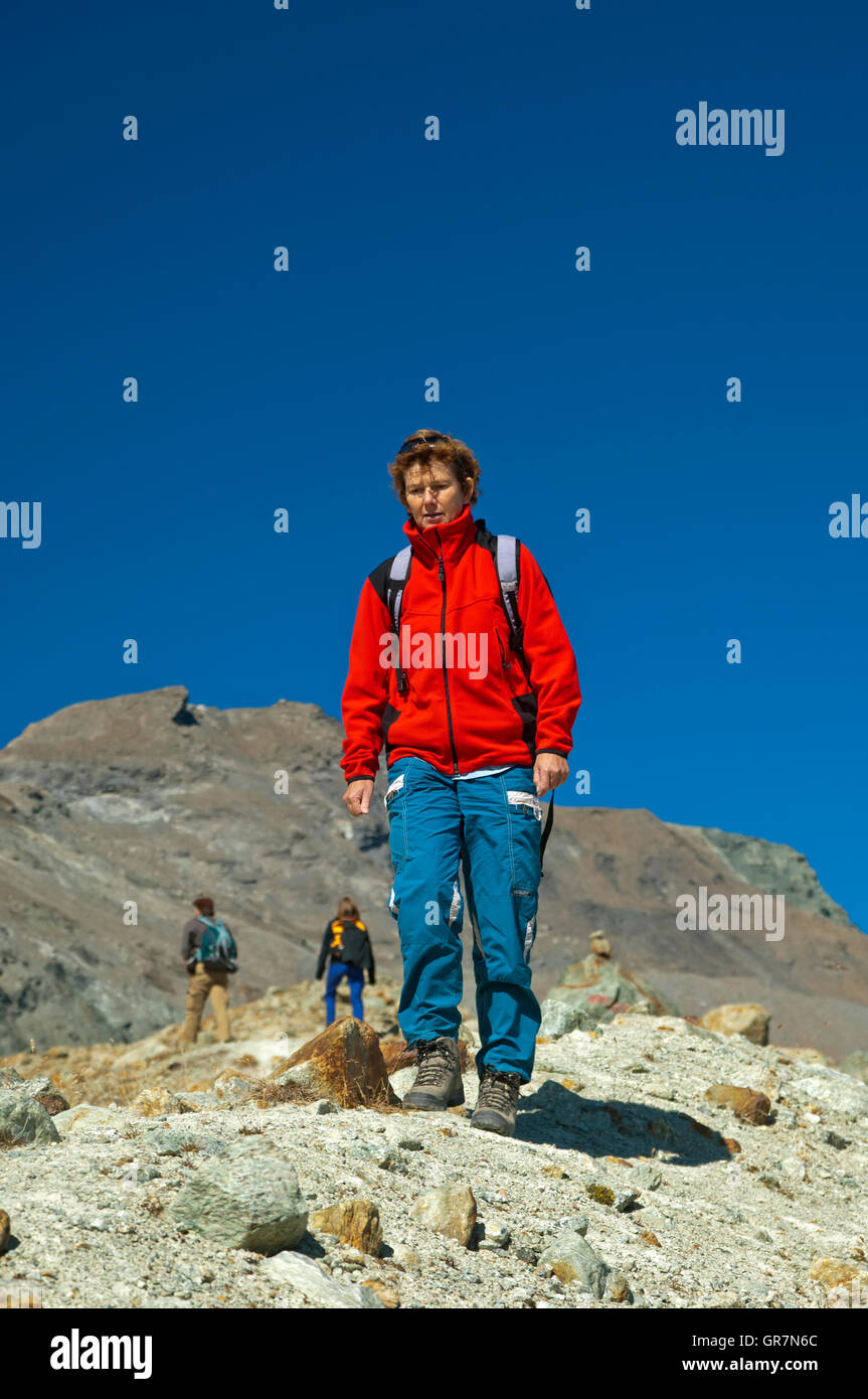 Escursionista su un Tour Escursioni nelle Alpi Pennine, Vallese, Svizzera Foto Stock