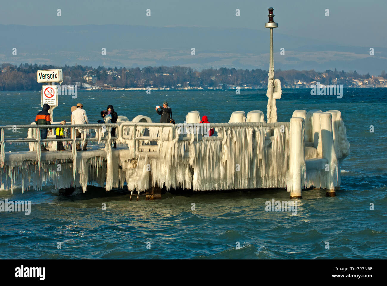 Ice-Covered molo nel Lago di Ginevra, Versoix vicino a Ginevra, il Cantone di Ginevra, Svizzera Foto Stock