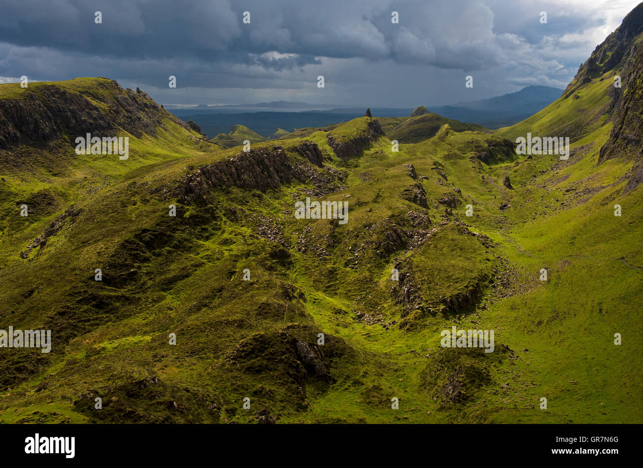 Il maltempo nella parte anteriore della Quiraing paesaggio montano del Trotternish, Isola di Skye in Scozia Foto Stock