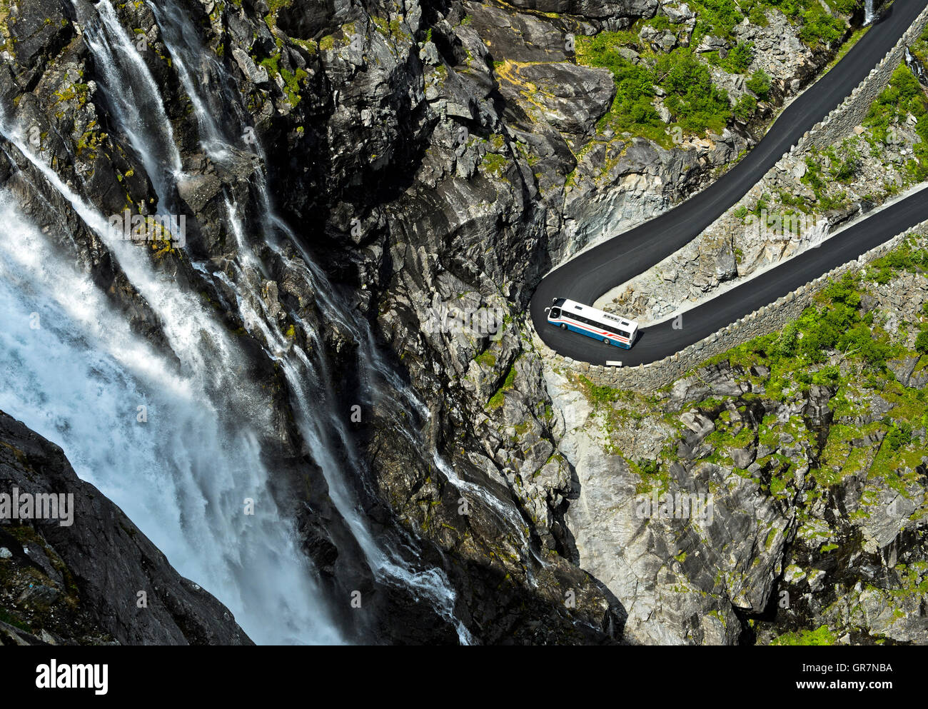 Coach girando in un tornante della Trollstigen strada di montagna vicino a Andalsnes, Gemeinde Rauma, Norvegia Foto Stock