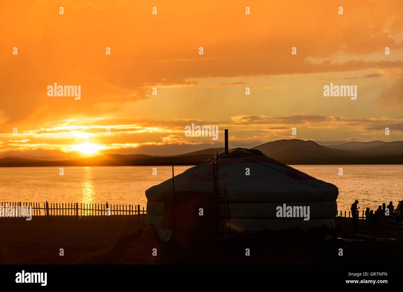 Tramonto a Ger Camp Khatan Ugii a Ogii Nuur Lac, Arkhangai Aimag, Mongolia Foto Stock