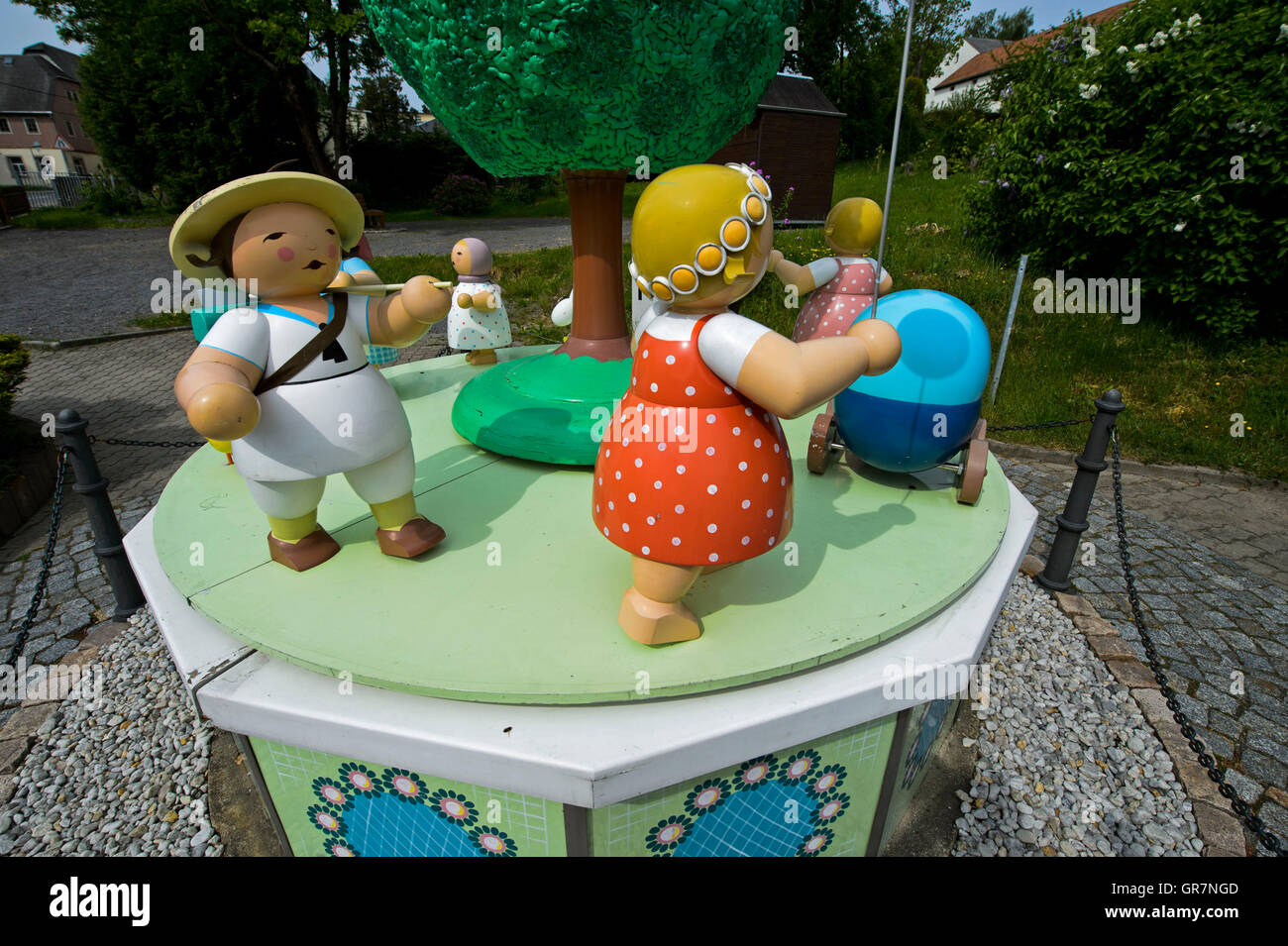 Tradizionali di montagna di minerale di arte popolare, figure in legno su un di legno Music Box monumento, Grünhainichen, Bassa Sassonia, Germania Foto Stock