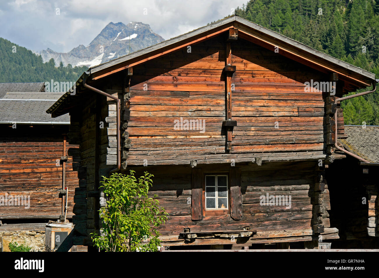 Chalets Valaisian, Picco Ofenhorn dietro, Binn, Valle della Valle di Binn, Vallese, Svizzera Foto Stock