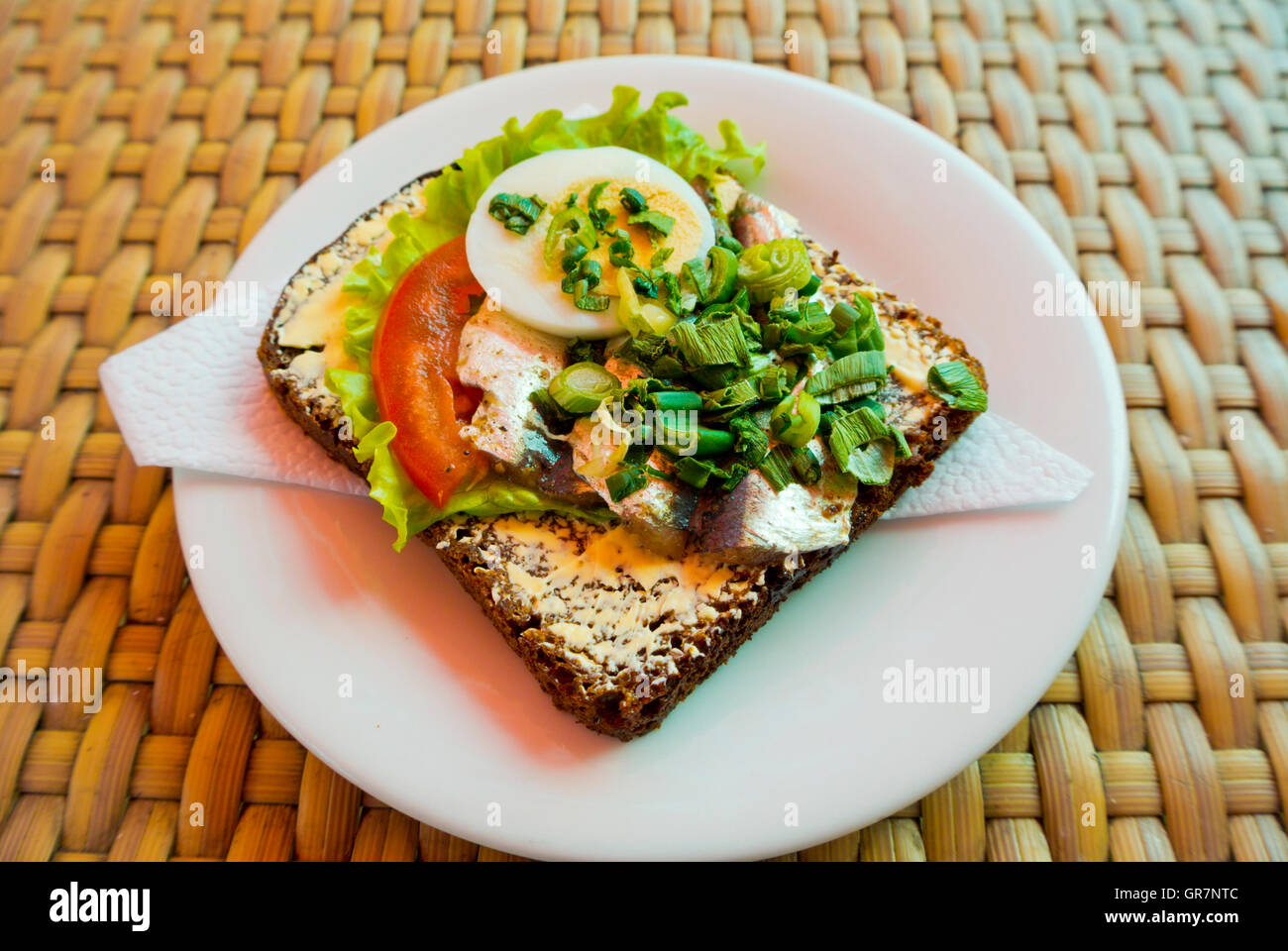 Locale tradizionale aringa del pane di segale sandwich, Tallinn, Estonia, paesi baltici, Europa Foto Stock