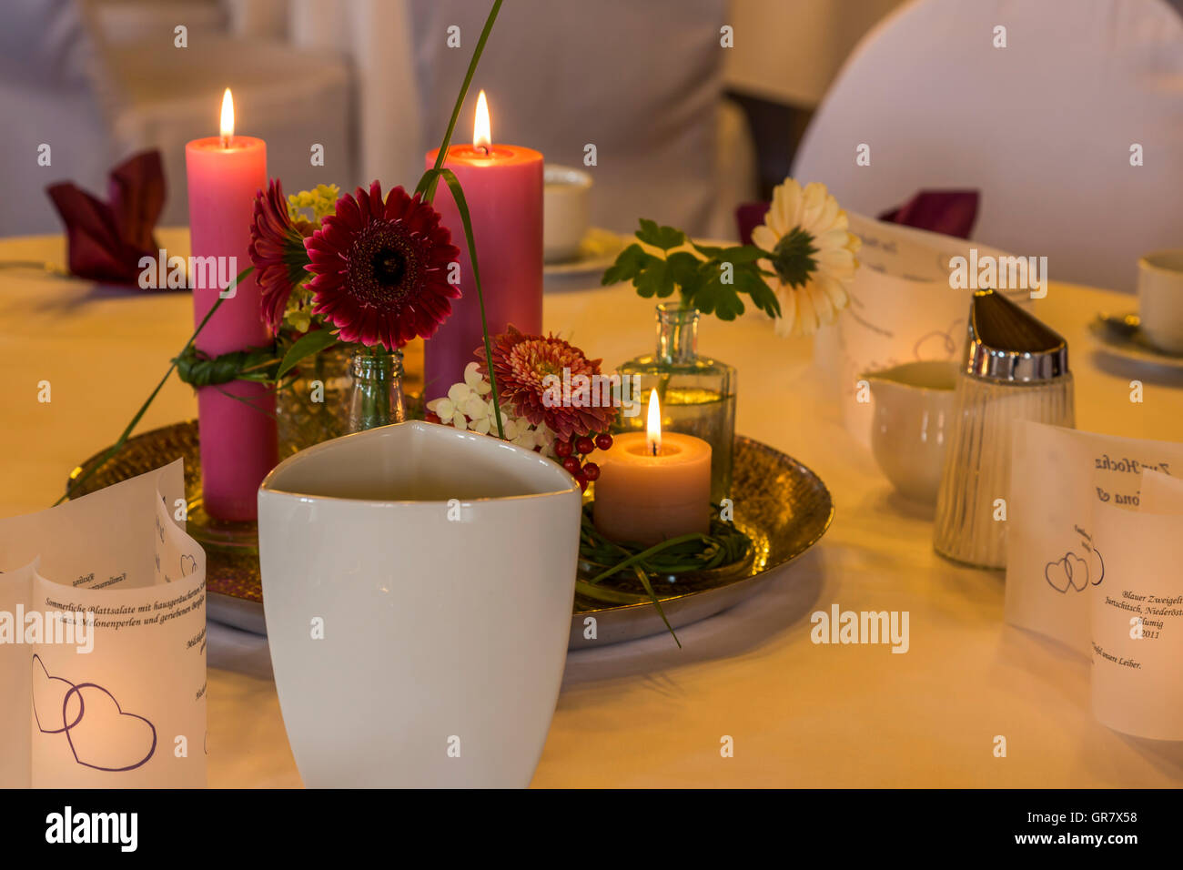 Invitante coperti da tavola in una sala da pranzo Foto Stock