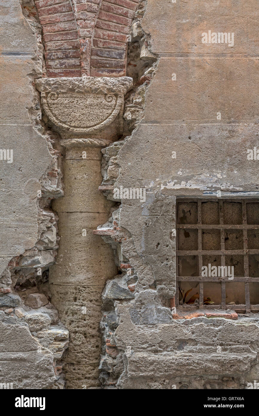 Colonna esposta sul vecchio Palazzo in Albenga Foto Stock