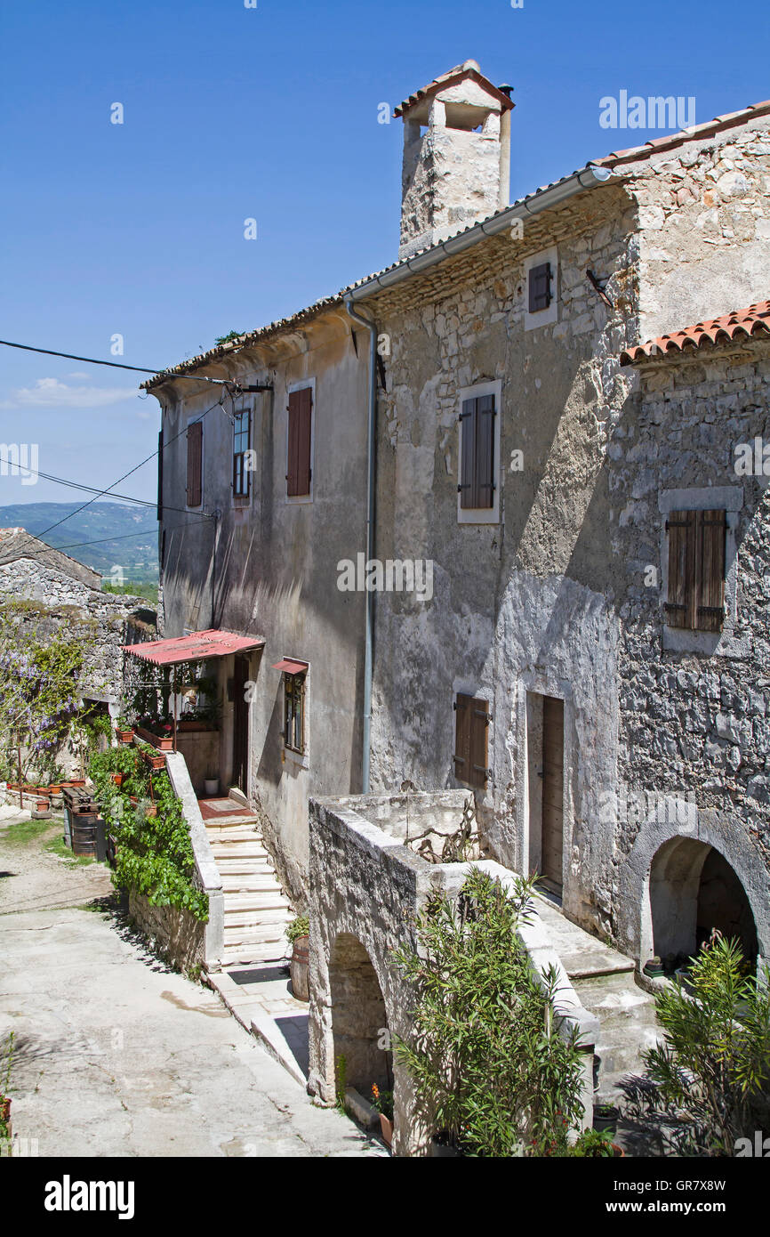 Vicolo In Krsan, un piccolo villaggio idilliaco situato nell'entroterra della penisola istriana Foto Stock