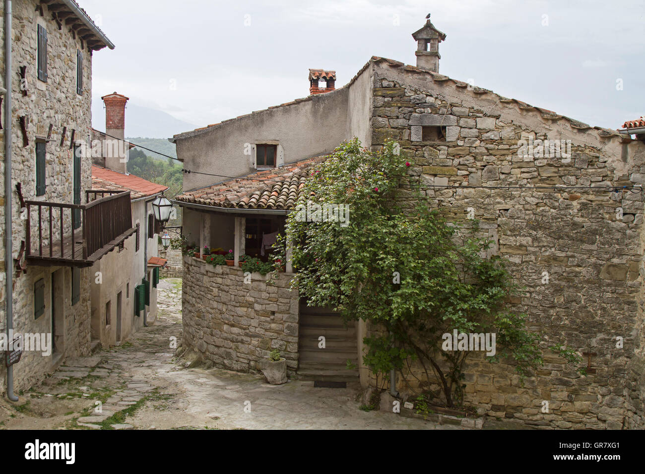 Vicolo idilliaco in Hum, che è anche conosciuta come la città più piccola del mondo Foto Stock