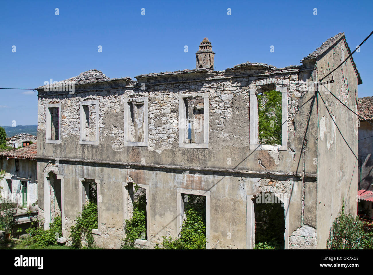 La rovina di quella che una volta era una casa signorile si affaccia sul sito del piccolo villaggio istriano Krsan Foto Stock