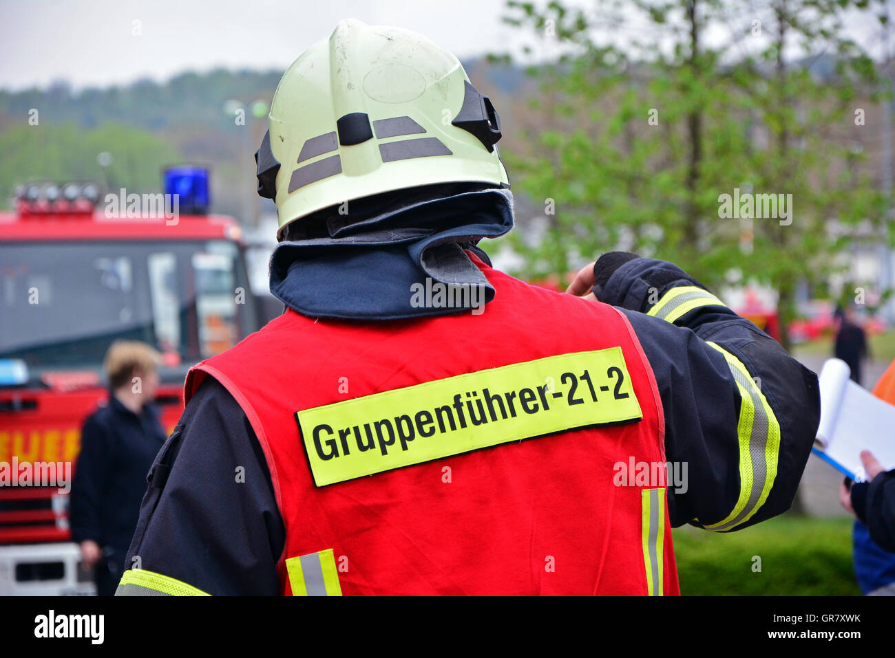Un maschio pompiere durante il corso di formazione sulla strada Foto Stock