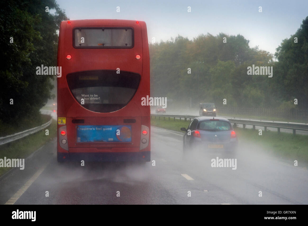 Una vettura supera la pioggia un autobus su una autostrada Foto Stock