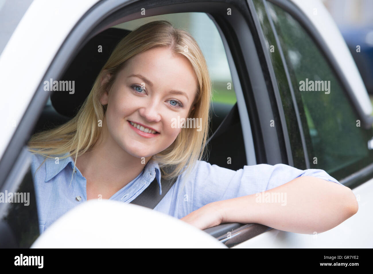 Ritratto di giovane donna alla guida di auto Foto Stock