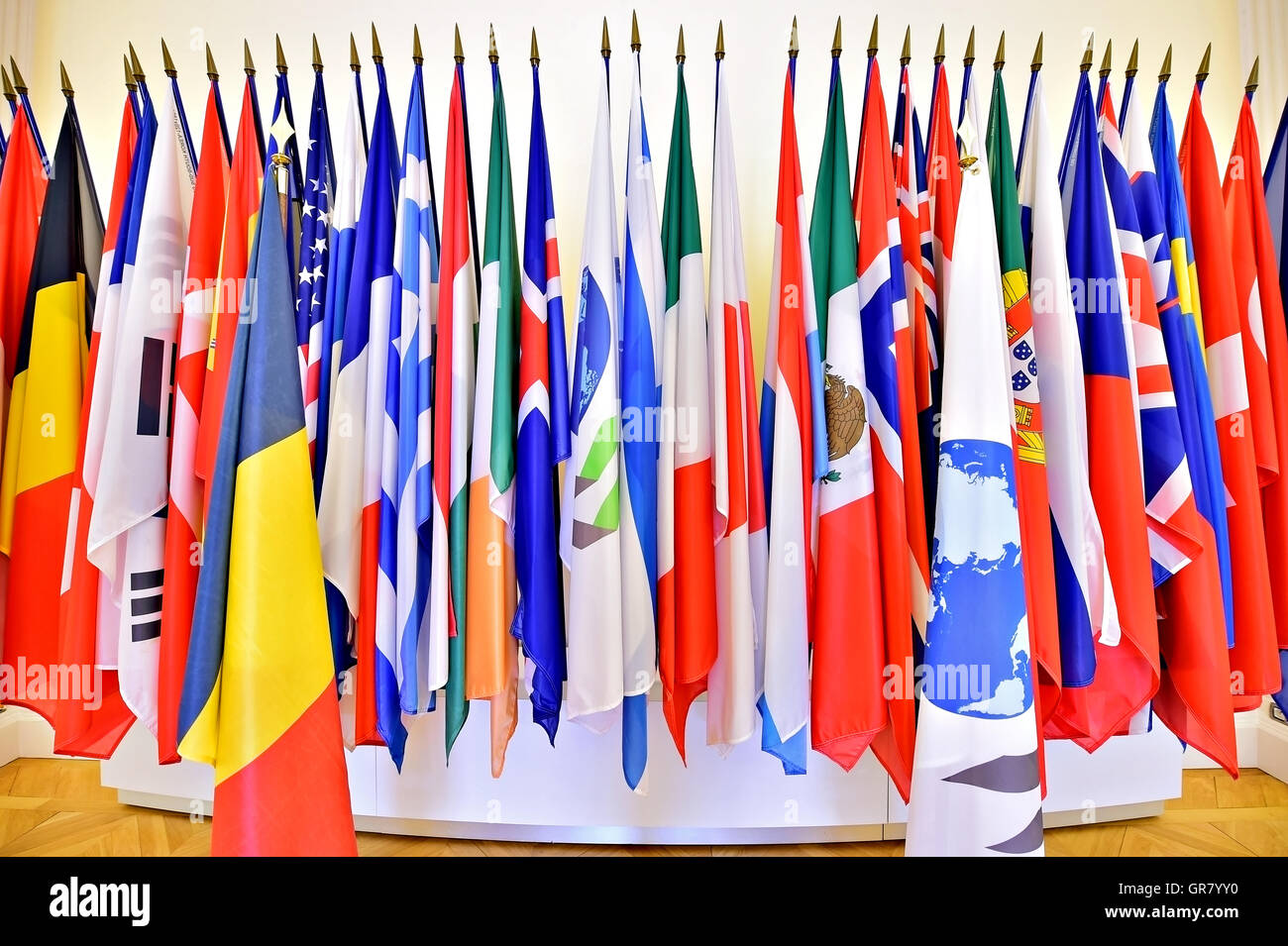L Organizzazione delle Nazioni Unite membri bandiere su pali Foto Stock