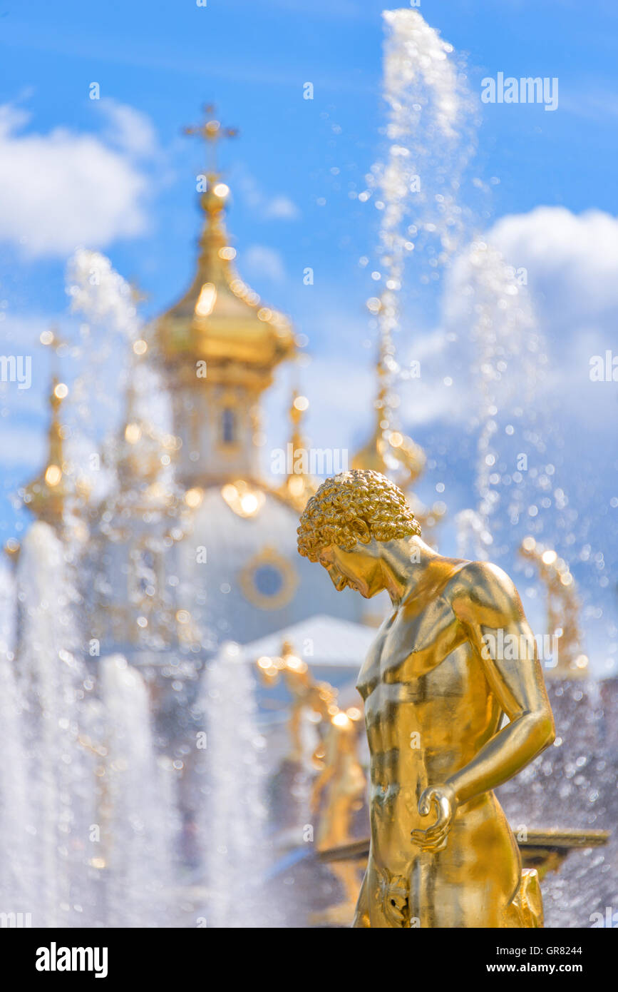 Fontana e la chiesa del palazzo di Peterhof. San Pietroburgo, Russia Foto Stock