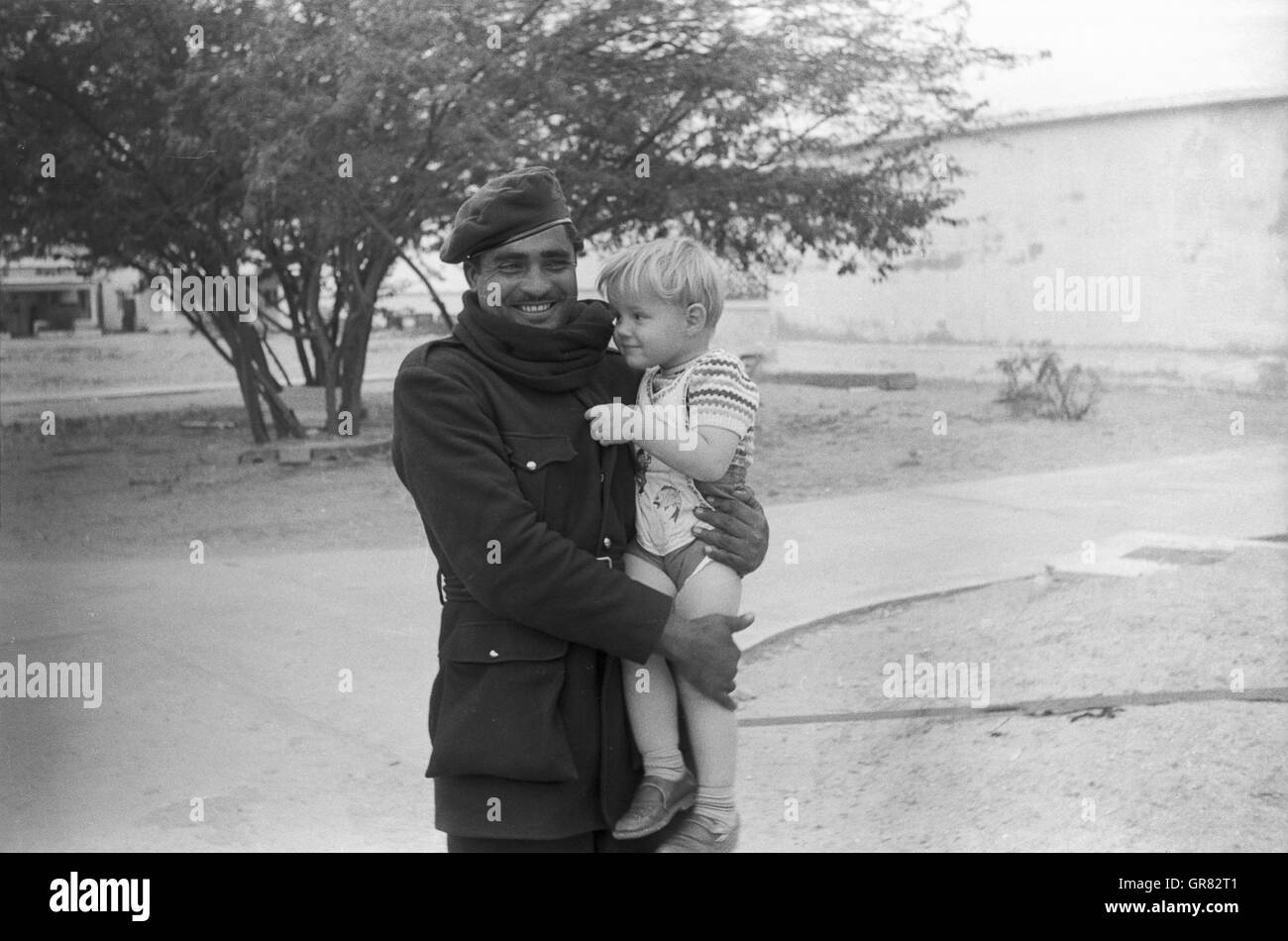 Bambino con mio marito 1960 BW Foto Stock