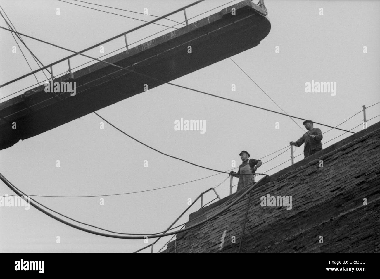 I lavoratori del cantiere 1971 BW Foto Stock