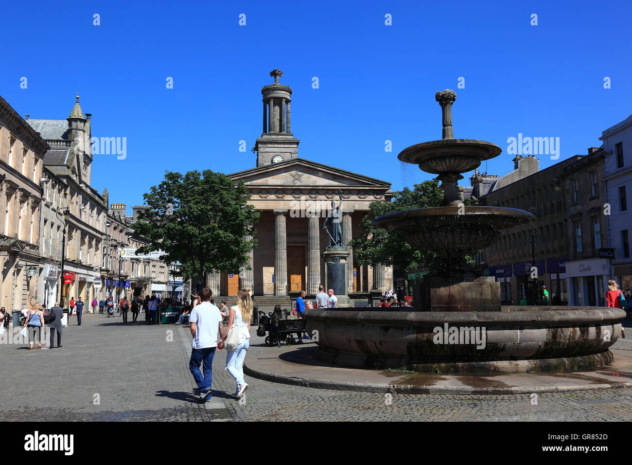 La Scozia, il centro città di Elgin, la fontana e la chiesa di Saint Giles, Sant Giles Church Foto Stock