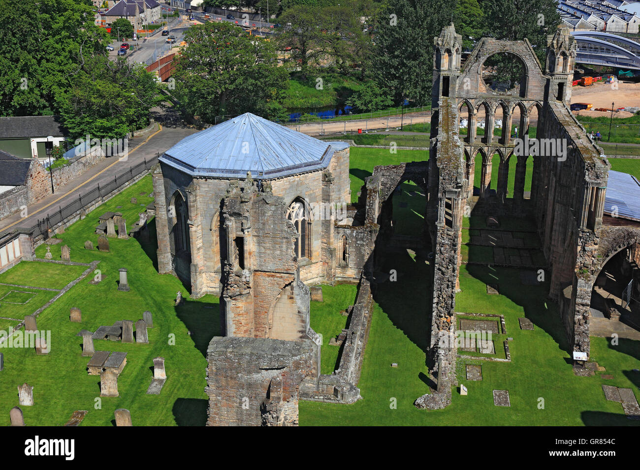 La Scozia, Highland, Elgin, aspetto di una torre ovest su una parte della rovina della cattedrale gotica basilica a croce, chiamato lanterna Foto Stock