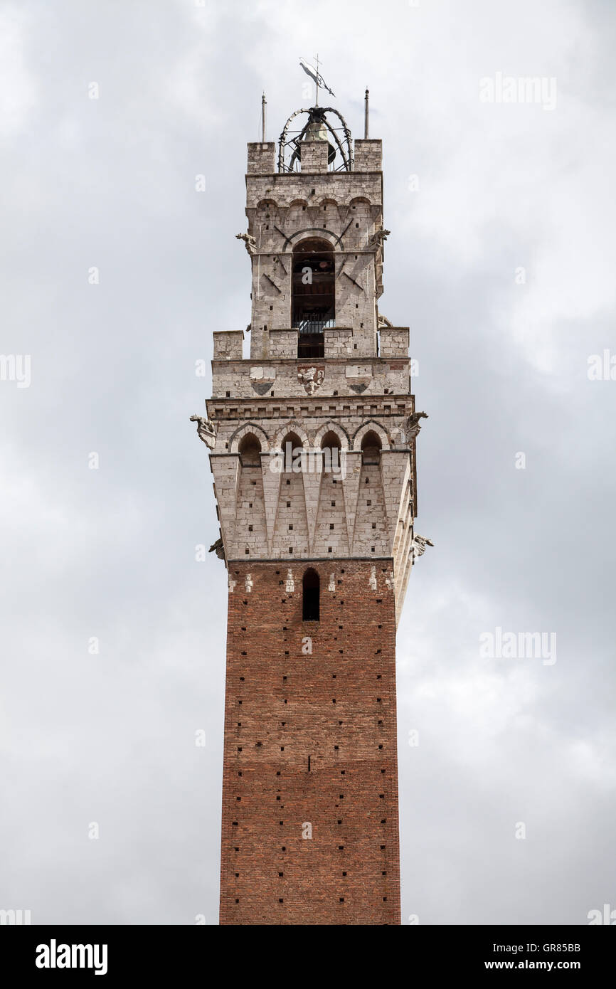 Siena, Torre del Mangia Palazzo Pubblico in Piazza del Campo, Toscana, Italia Foto Stock