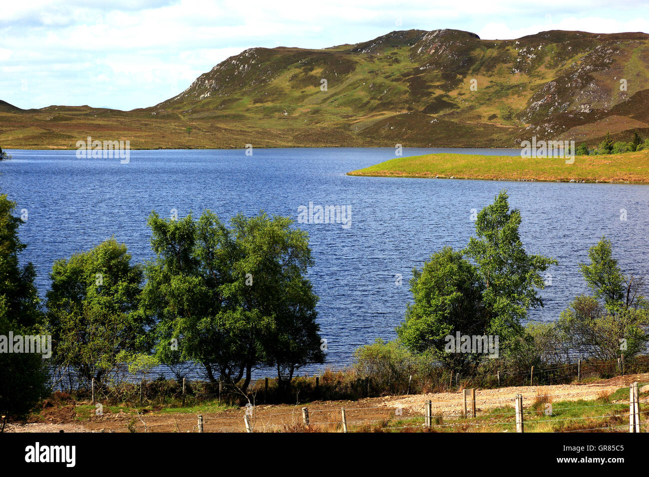 La Scozia, altopiani, paesaggi al Loch Tarff, acqua area di protezione Foto Stock