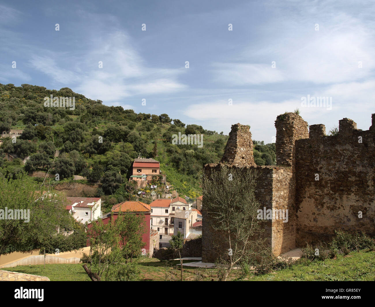Iglesias con resti di mura del Castello di Salvaterra, Sardegna, Italia, Europa Foto Stock