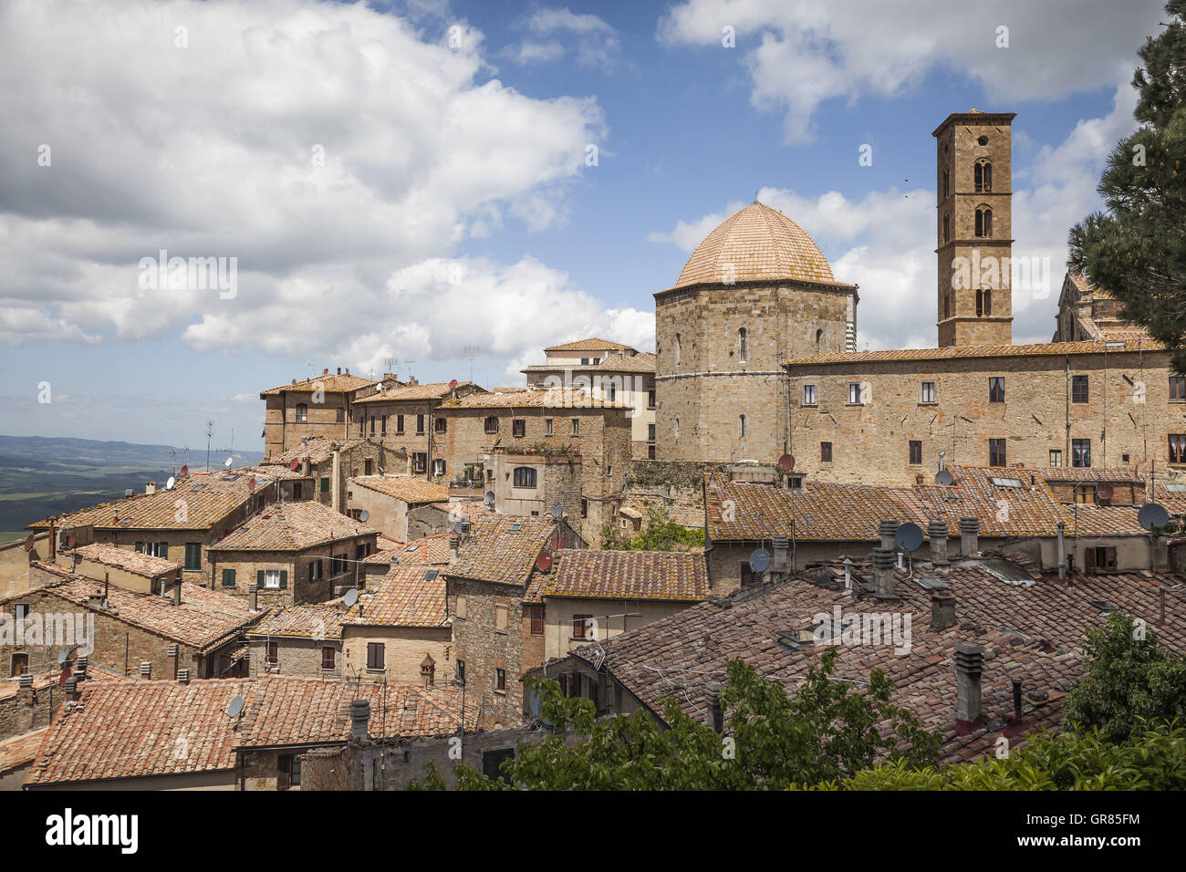 Volterra, la cattedrale e la torre, Toscana, Italia Foto Stock