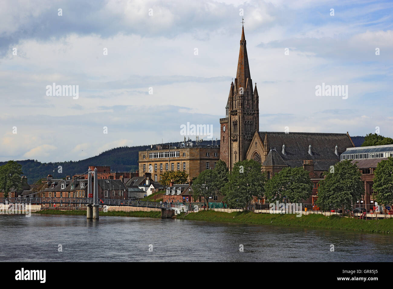 La Scozia, il centro città di Inverness in fiume Ness Foto Stock