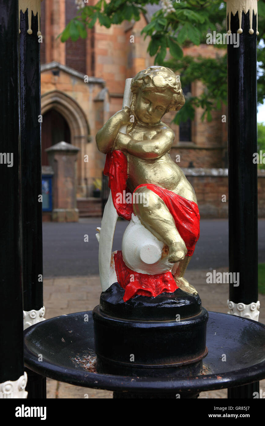 La Scozia, altopiani, Angelo figura con panno rosso davanti alla cattedrale di Dornach Foto Stock