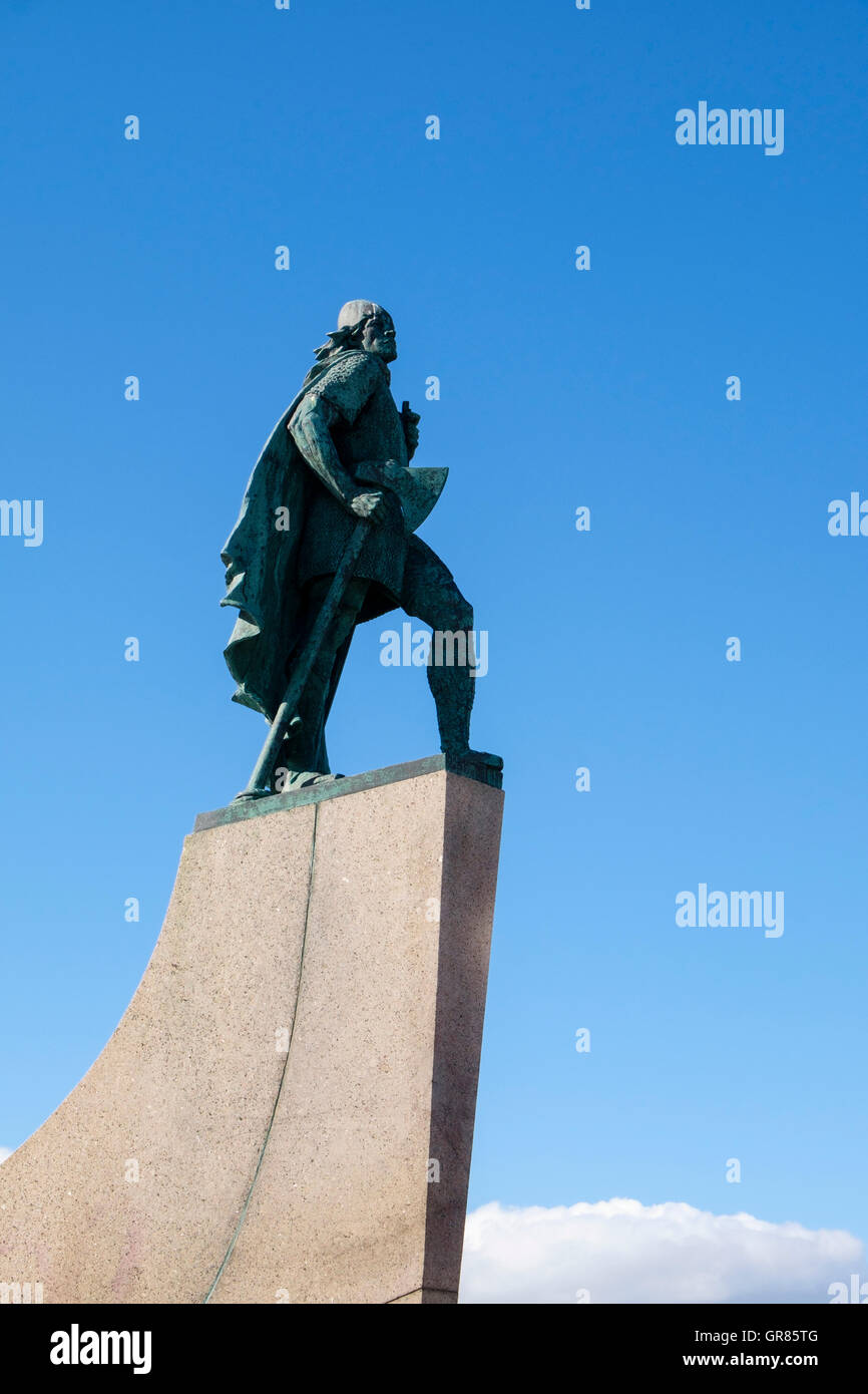 Statua di Viking explorer Leif Erikson o Leifur Eriksson profilo laterale contro il cielo blu. Reykjavik, Islanda Foto Stock