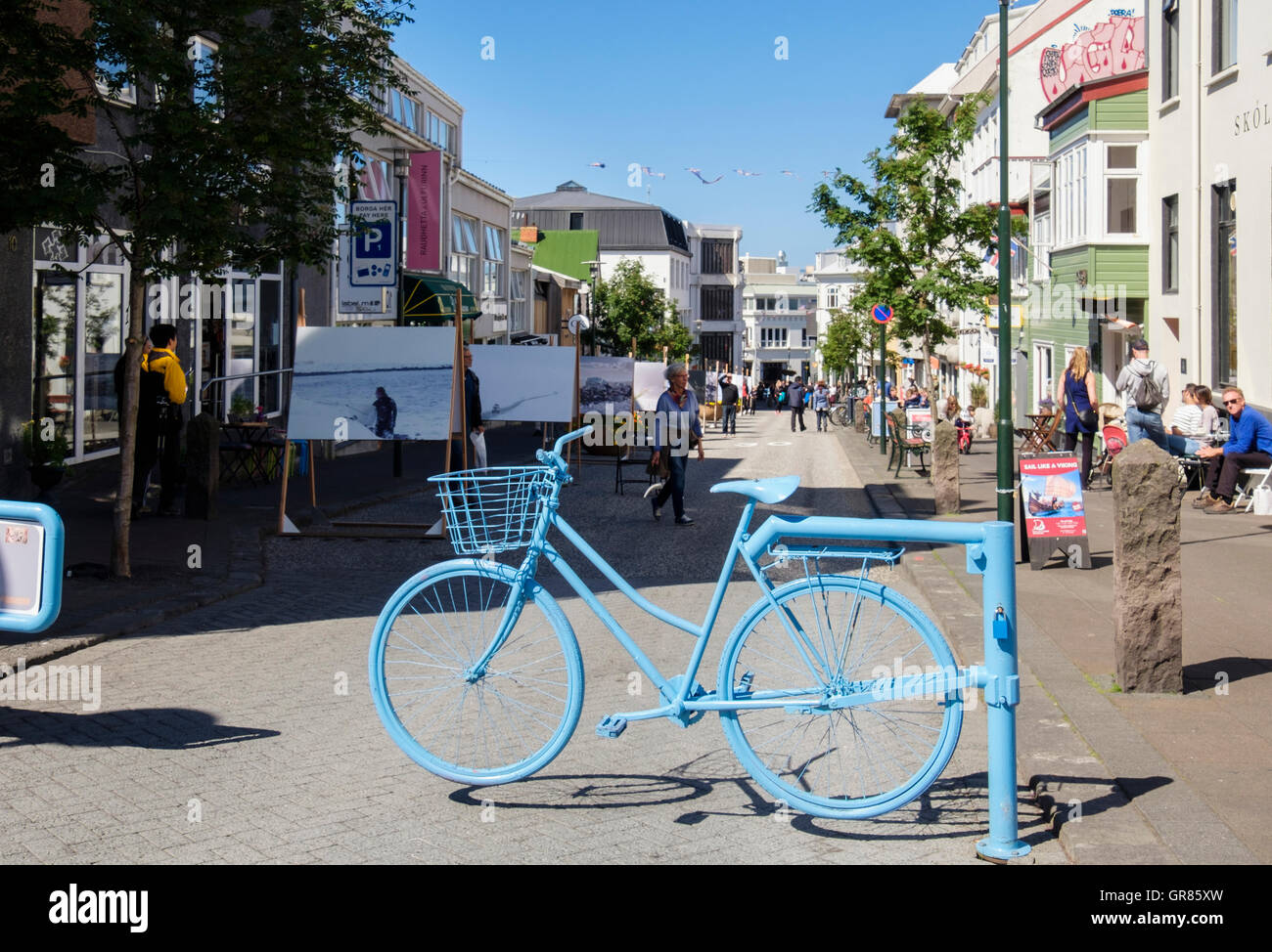 Strada pedonale in scena con la bicicletta blu barriera stradale di chiusura al traffico. Skolavordustigur, Reykjavik, Islanda Foto Stock