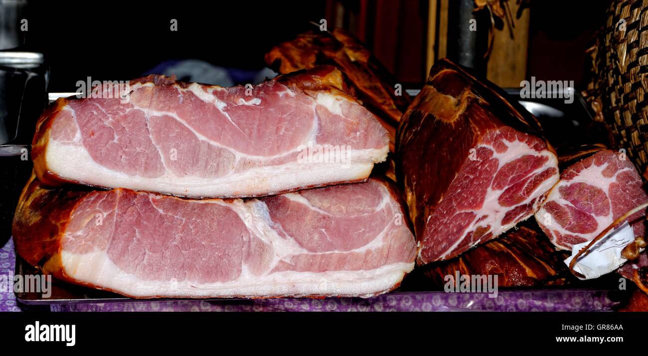 Affumicato prosciutto ungherese e Halsgrat in pezzi Foto Stock
