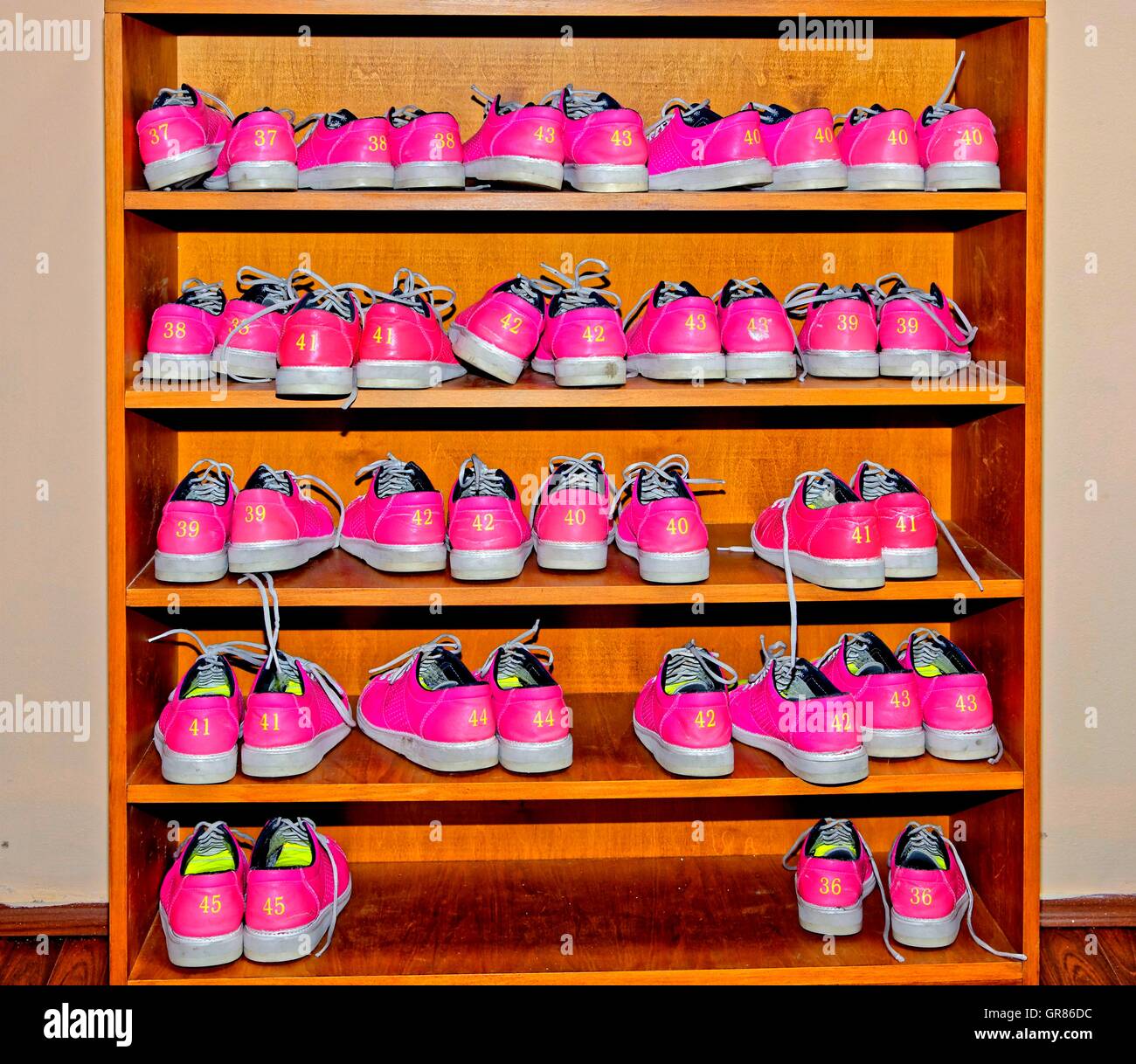 Magenta scarpe da bowling in legno da scarpa rack Foto Stock
